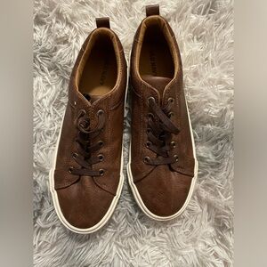 Boys Old Navy dress shoes. (No tie laces) Size 4.